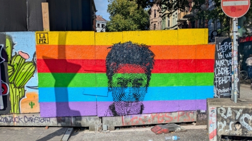 Das Graffiti StandinGwDunja des Künstlers LAPIZ gegenüber der Davidwache auf der Reeperbahn 