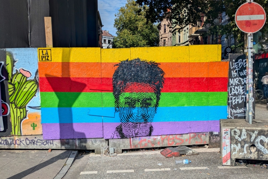 Das Graffiti StandinGwDunja des Künstlers LAPIZ gegenüber der Davidwache auf der Reeperbahn 