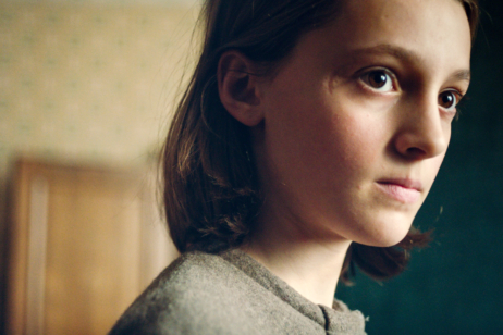 Close-up der Hauptdarstellerin im Profil.