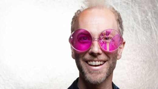 Michael Krebs im Portrait mit rosa Brille auf