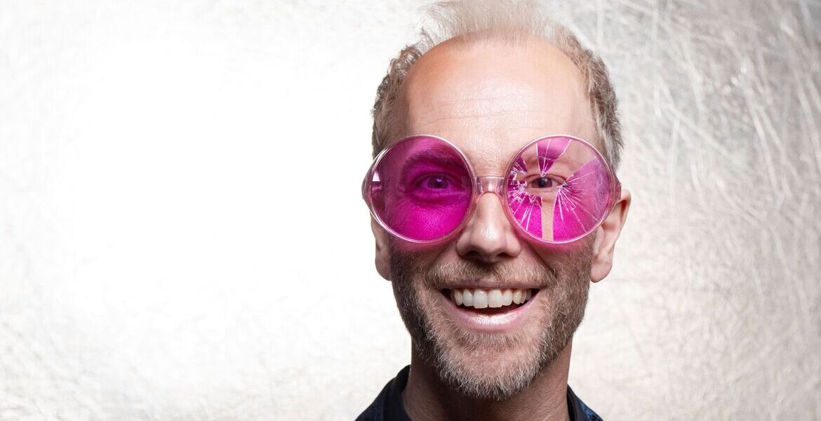 Michael Krebs im Portrait mit rosa Brille auf