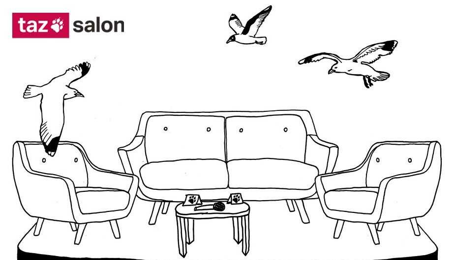 Zeichnung eines Sitzbereichs mit einem Sofa, zwei Sesseln und einem runden Tisch, darüber fliegen drei Möwen, links oben das Logo 'taz salon'.