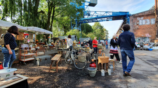 Platz mit Menschen und Verkaufsständen