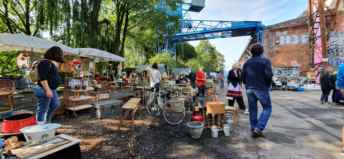 Platz mit Menschen und Verkaufsständen