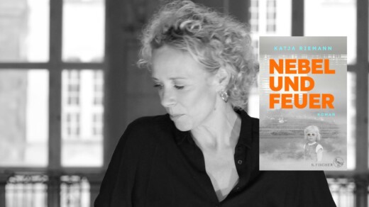 Frau mit lockigem Haar und schwarzem Oberteil vor einem Fenster. Daneben Buchcover mit Titel 'Nebel und Feuer' von Katja Riemann, Verlag S. Fischer.