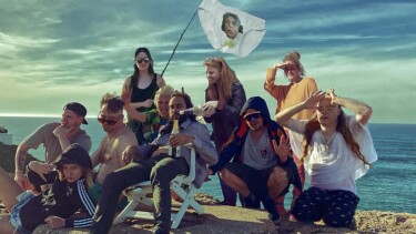 Das Hamburger Elektro-Performance-Kollektiv am Strand