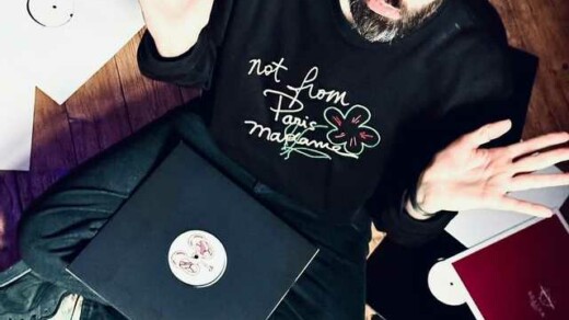 Eine Person mit Laptop auf dem Schoß