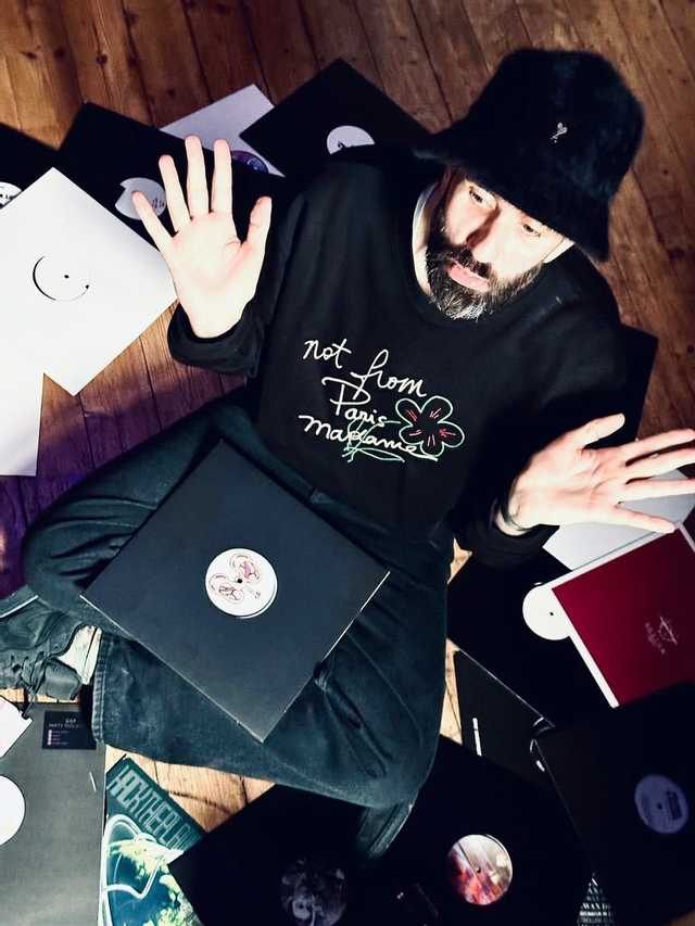 Eine Person mit Laptop auf dem Schoß