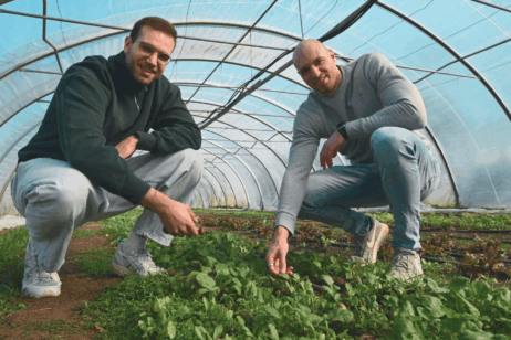 Die Brüder Marco und Maik im Gewächshaus
