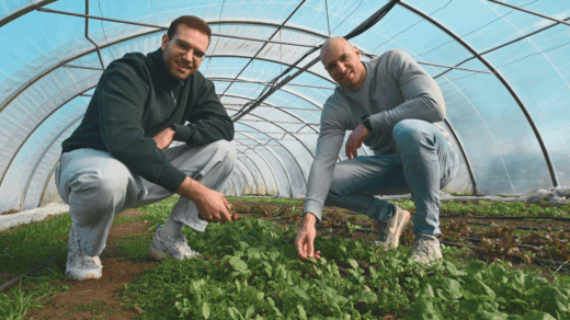 Die Brüder Marco und Maik im Gewächshaus