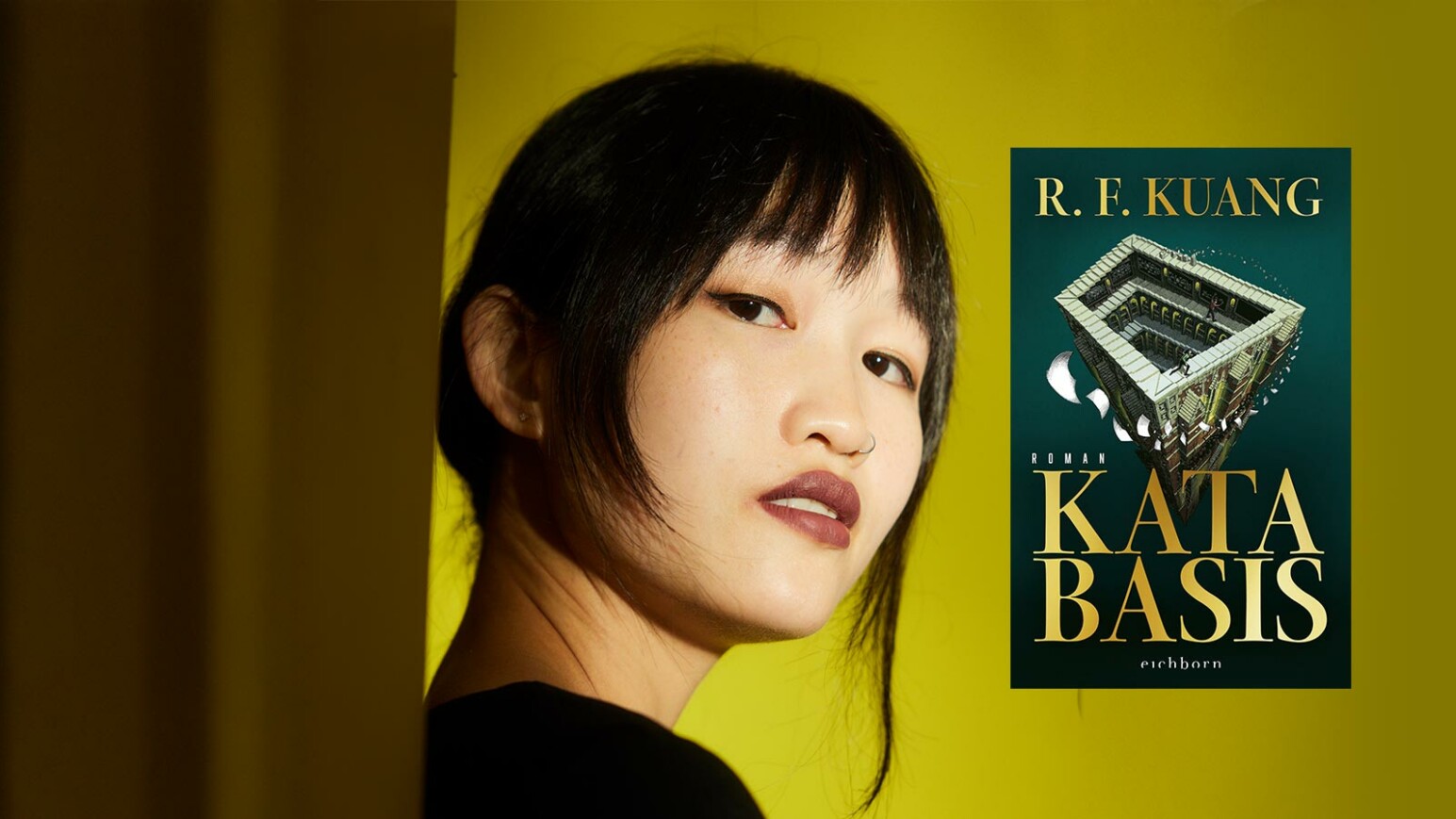 Rebecca Kuang steht seitlich vor einem gelben Hintergrund. Rechts ist das Buchcover 'KATABASIS' von R. F. Kuang abgebildet, das eine dreidimensionale Struktur zeigt.