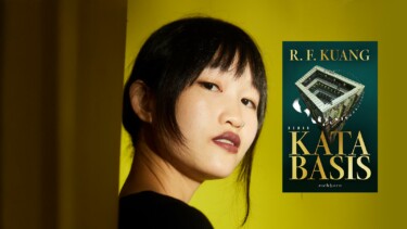Rebecca Kuang steht seitlich vor einem gelben Hintergrund. Rechts ist das Buchcover 'KATABASIS' von R. F. Kuang abgebildet, das eine dreidimensionale Struktur zeigt.