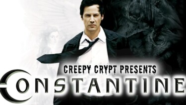 Mann in schwarzem Mantel und weißem Hemd mit schwarzer Krawatte, im Hintergrund Engel mit Flügeln links und dunkle Kreatur rechts, Text 'Creepy Crypt Presents CONSTANTINE'.