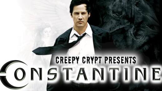 Mann in schwarzem Mantel und weißem Hemd mit schwarzer Krawatte, im Hintergrund Engel mit Flügeln links und dunkle Kreatur rechts, Text 'Creepy Crypt Presents CONSTANTINE'.