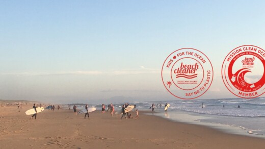 Bild vom Strand mit Surfern