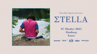 Person mit kurzen dunklen Haaren sitzt mit dem Rücken zum Betrachter auf einem Felsen am Wasser, trägt pinke Weste über blauem Hemd. Rechts Text: 'Powerline Agency presents: ΣΤΕLLA 07 Oktober 2025 Hamburg Knust' mit mehreren Logos darunter.