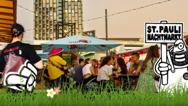 Menschen sitzen an Tischen unter einem Sonnenschirm auf dem St. Pauli Nachtmarkt, im Vordergrund eine Person mit schwarzem T-Shirt und rotem Schriftzug 'DISARSTAR' und eine Person mit rotem Sombrero und gelbem Hemd.