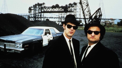 Bild aus dem Film Komödie The Blues Brothers - 2 Personen vor einem Auto