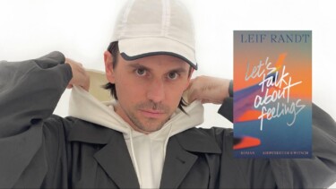 Leif Randt im Portrait mit dem Buchcover seines Buches rechts im Bild