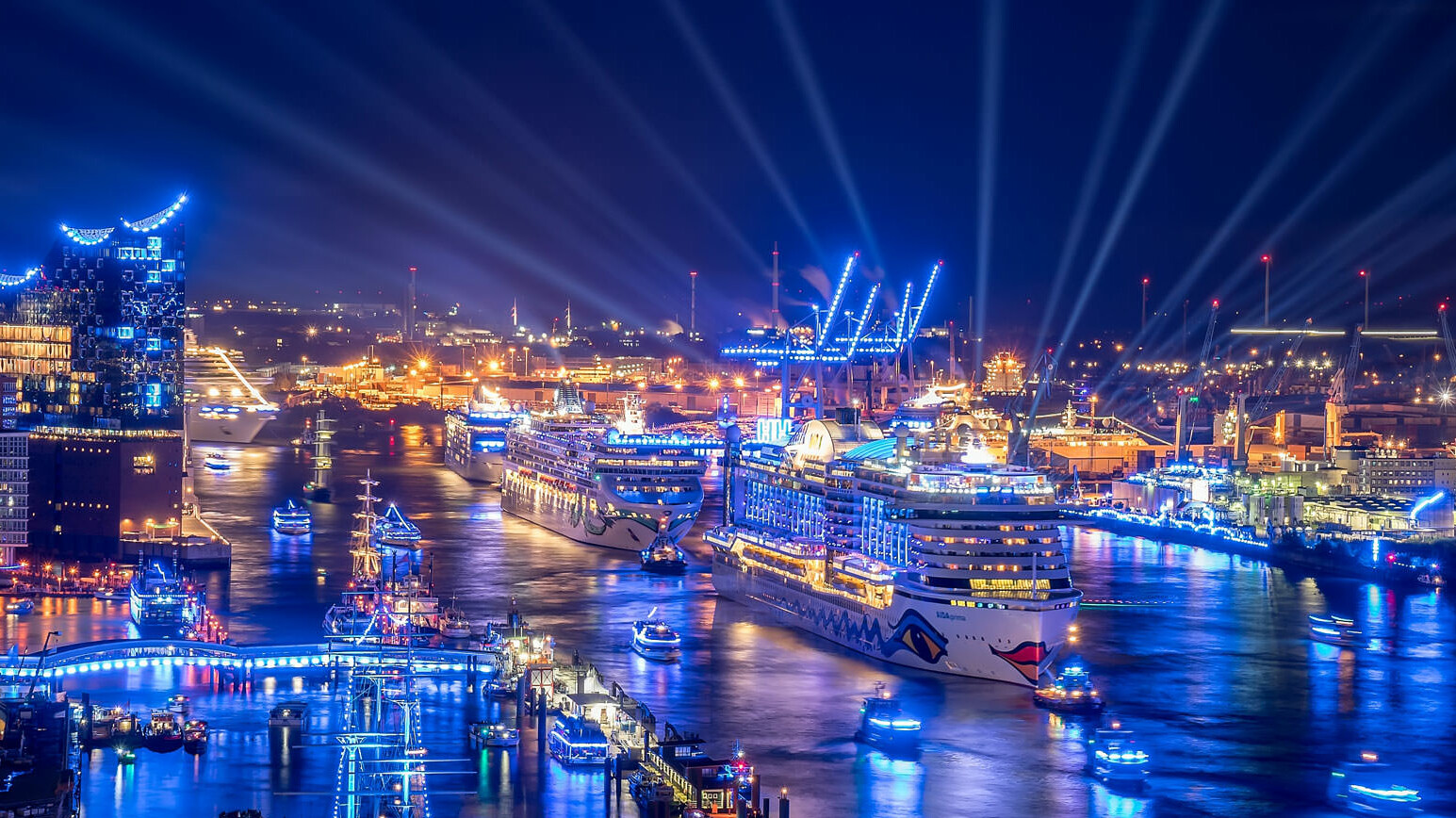 Der Hamburger Hafen bei Nacht hell beleuchtet