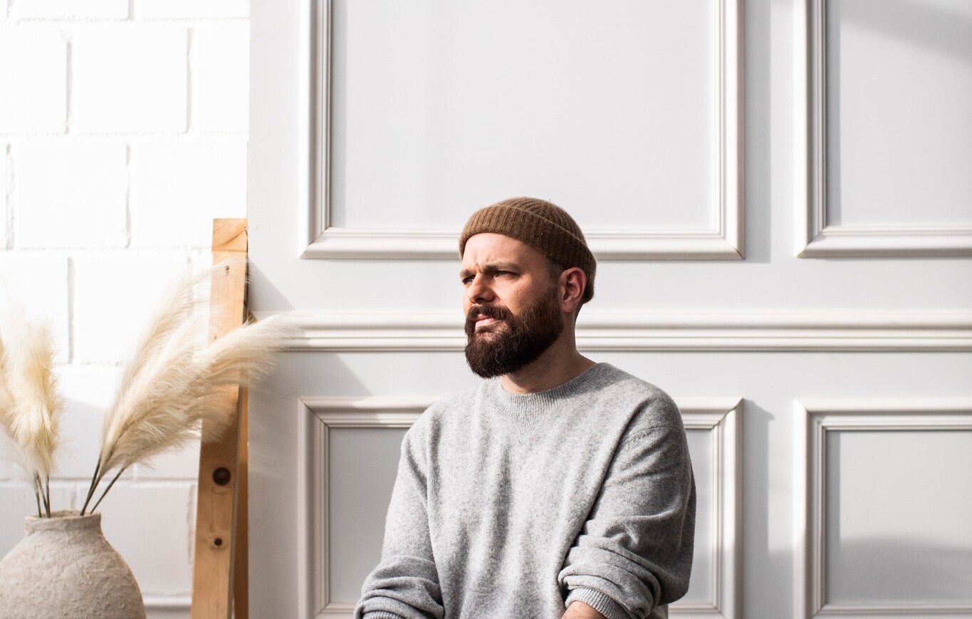 Patrick Salmen auf einer Yoga Matte