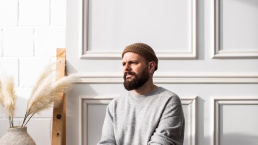 Patrick Salmen auf einer Yoga Matte