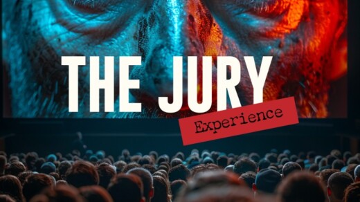 Zuschauer sitzen in einem Kinosaal und blicken auf eine große Leinwand mit einem Film, der blaue und rote Farbtöne zeigt. In der Mitte im Vordergrund steht "The Jury"