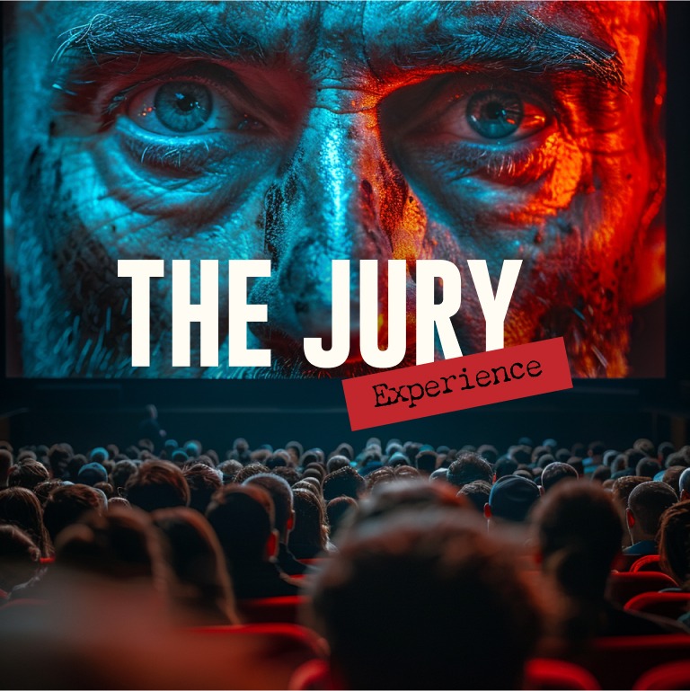 Zuschauer sitzen in einem Kinosaal und blicken auf eine große Leinwand mit einem Film, der blaue und rote Farbtöne zeigt. In der Mitte im Vordergrund steht "The Jury"