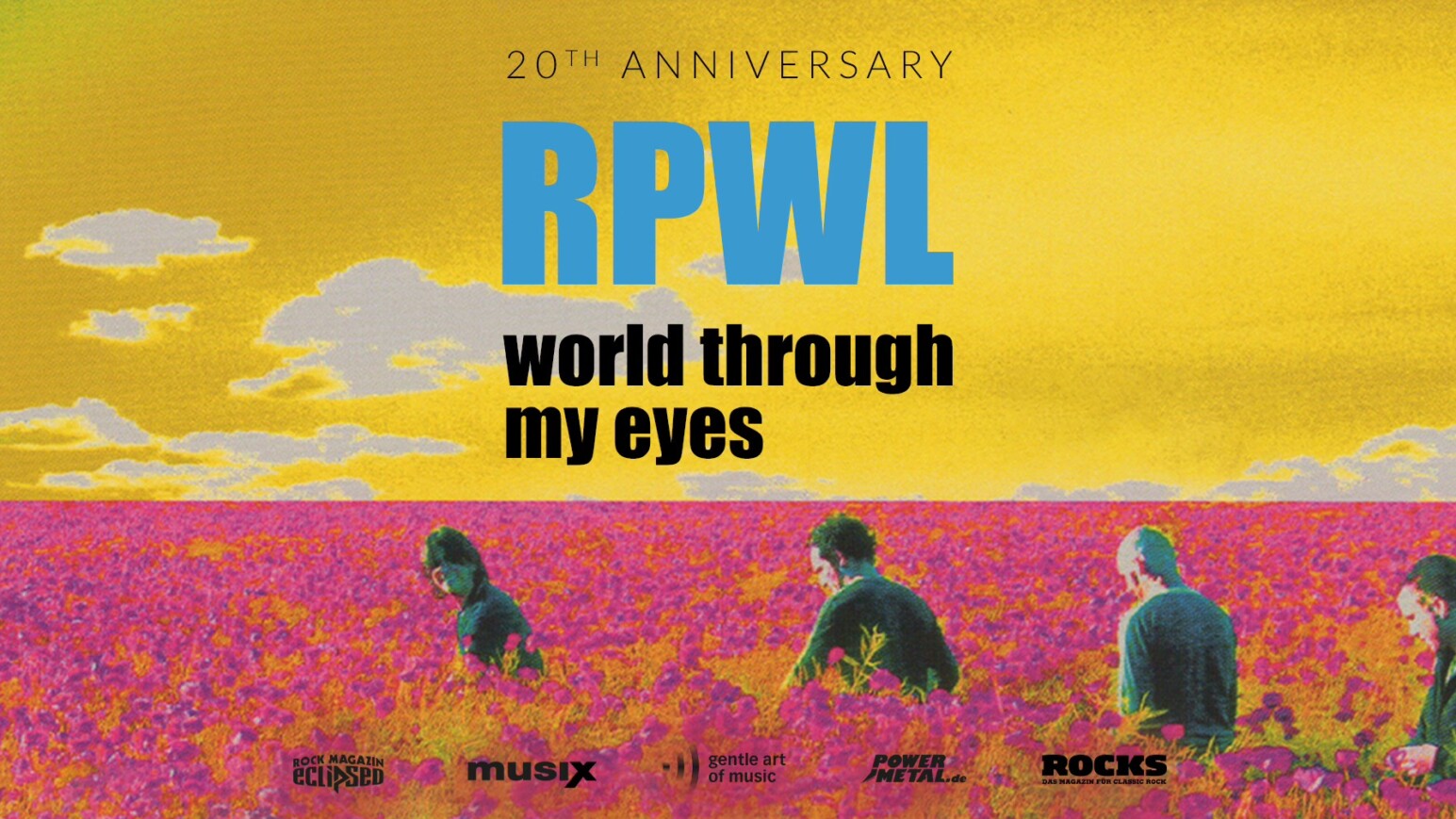 Vier Personen gehen durch ein lila blühendes Feld unter einem gelben Himmel mit Wolken. Text: '20TH ANNIVERSARY RPWL world through my eyes'.