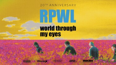 Vier Personen gehen durch ein lila blühendes Feld unter einem gelben Himmel mit Wolken. Text: '20TH ANNIVERSARY RPWL world through my eyes'.