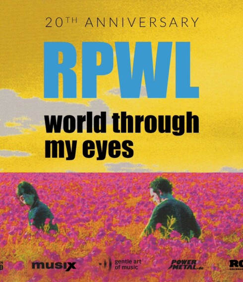 Vier Personen gehen durch ein lila blühendes Feld unter einem gelben Himmel mit Wolken. Text: '20TH ANNIVERSARY RPWL world through my eyes'.