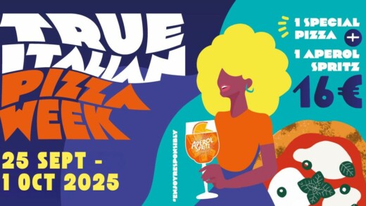 Grafik mit dem Text 'TRUE ITALIAN PIZZA WEEK' und den Daten '25 SEPT - 1 OCT 2025'. Eine Frau mit blonden, lockigen Haaren hält ein Glas mit einem Aperol Spritz.