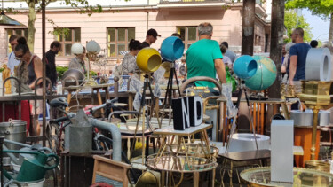 Trödelmarkt - Stühle, Lampen und Tische