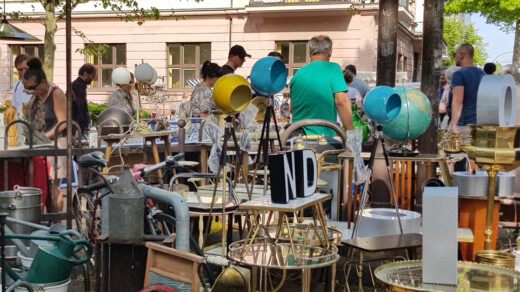 Trödelmarkt - Stühle, Lampen und Tische