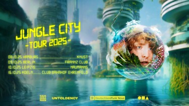 Futuristische Stadt mit hohen, runden Gebäuden und schwebender Erdkugel mit Pflanzen. Text: 'Jungle City Tour 2025' und Termine in Hamburg, Berlin, Leipzig, Köln.