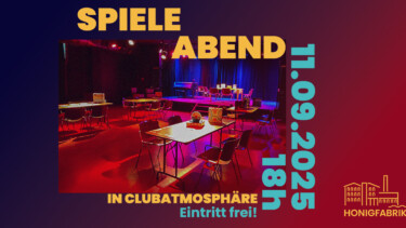 Ein Veranstaltungsraum mit Tischen und Stühlen, beleuchtet in Rot und Blau. Text: 'SPIELE ABEND 11.09.2025 18UHR IN CLUBATMOSPHÄRE Eintritt frei! HONIGFABRIK'.