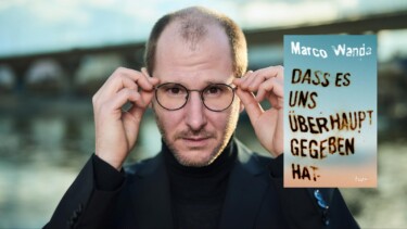 Mann mit schwarzem Oberteil hält Ohren zu, im Hintergrund eine Brücke und ein Himmel mit Wolken. Rechts daneben ein Bild von dem Buchcover von "Dass es uns überhaupt gegeben hat"