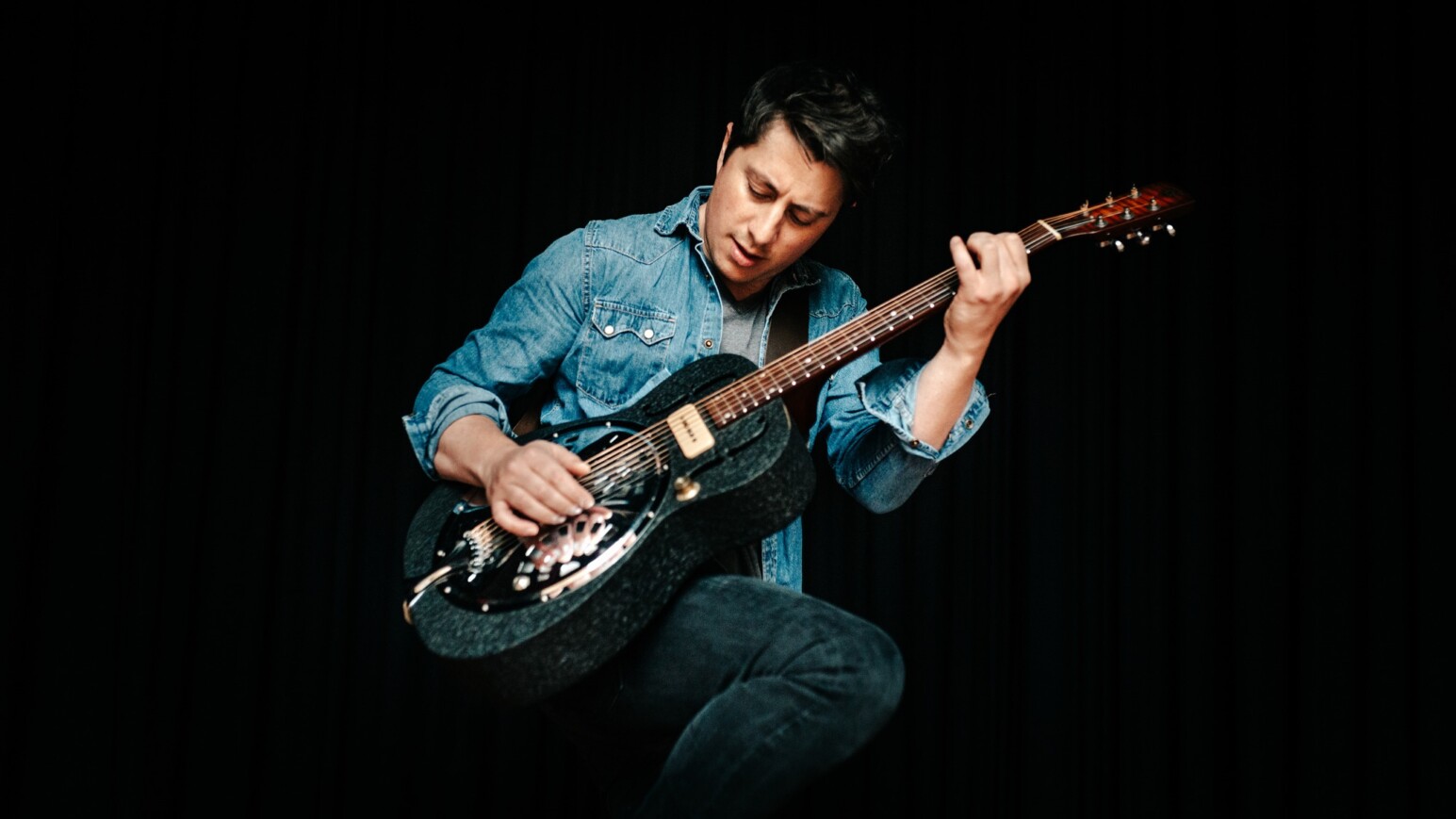 Jaimi Faulkner mit einer Gitarre