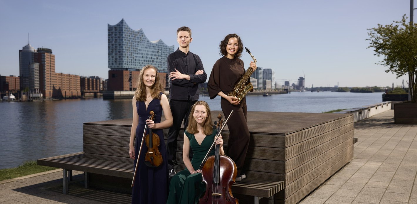 Eine Band mit der Elbphilharmonie im Hintergrund