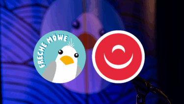 Zwei runde Logos: links eine freche Möwe mit gelbem Schnabel und weißem Kopf auf blauem Hintergrund mit Text 'FRECHE MÖWE', rechts ein roter Kreis mit weißem stilisiertem Lächeln.