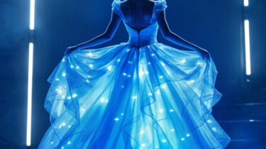 Frau von hinten in einem leuchtend blauen Tüllkleid