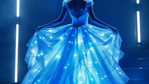 Frau von hinten in einem leuchtend blauen Tüllkleid