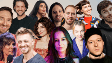 Gruppe von zwölf Personen unterschiedlichen Alters und Geschlechts, die in zwei Reihen stehen, einige tragen bunte und gemusterte Kleidung.