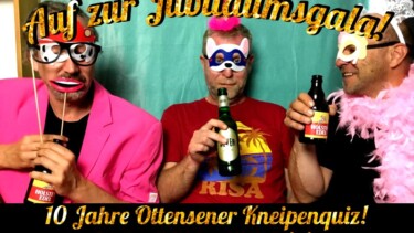 3 Männer vor einer Wand verkleidet und mit Bierflaschen in der Hand - 10 Jahre Ottenser Kneipenquiz!