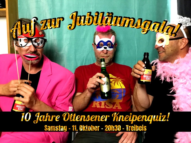 3 Männer vor einer Wand verkleidet und mit Bierflaschen in der Hand - 10 Jahre Ottenser Kneipenquiz!