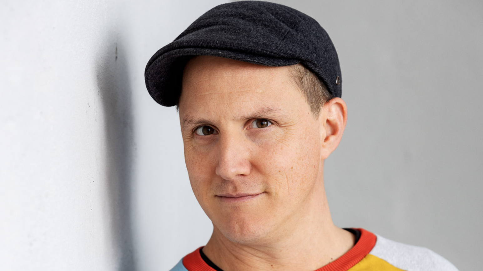 Person mit buntem Pulli im Portrait - Sebastian