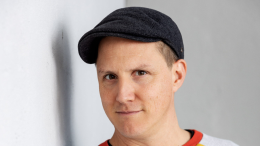 Person mit buntem Pulli im Portrait - Sebastian