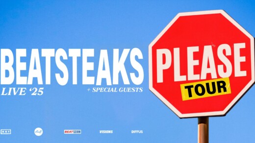 Rotes achteckiges Schild mit weißem Rand und Text 'PLEASE' in Weiß, darunter gelber Aufkleber mit 'TOUR', daneben großer weißer Text 'BEATSTEAKS LIVE '25 + SPECIAL GUESTS' vor blauem Himmel.