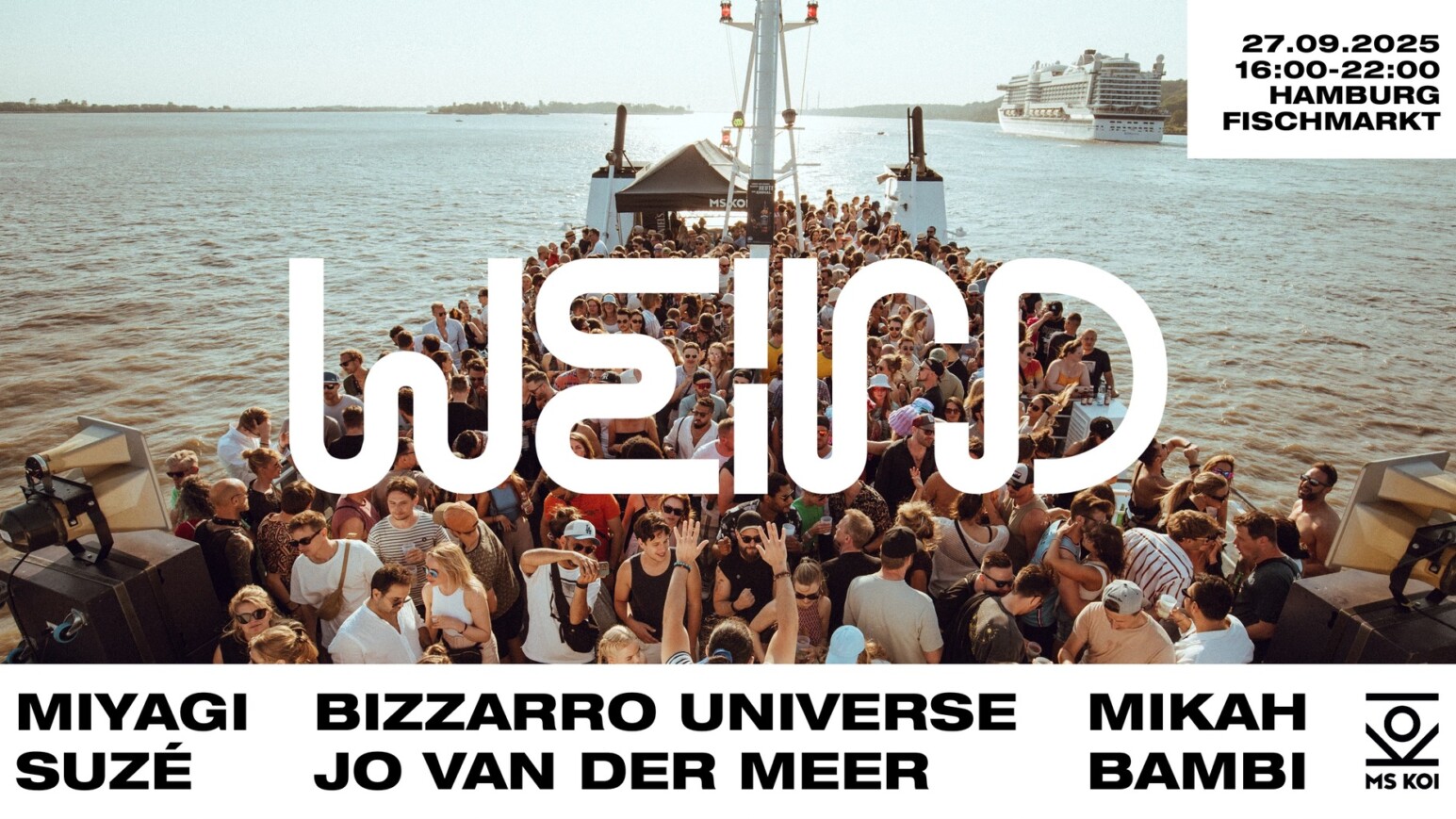 Boot mit vielen Menschen auf dem Deck - Schrift WEIRD