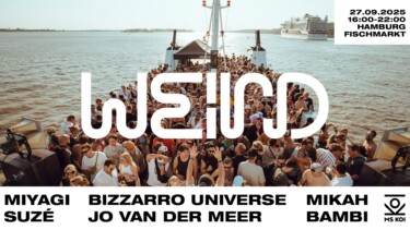 Boot mit vielen Menschen auf dem Deck - Schrift WEIRD